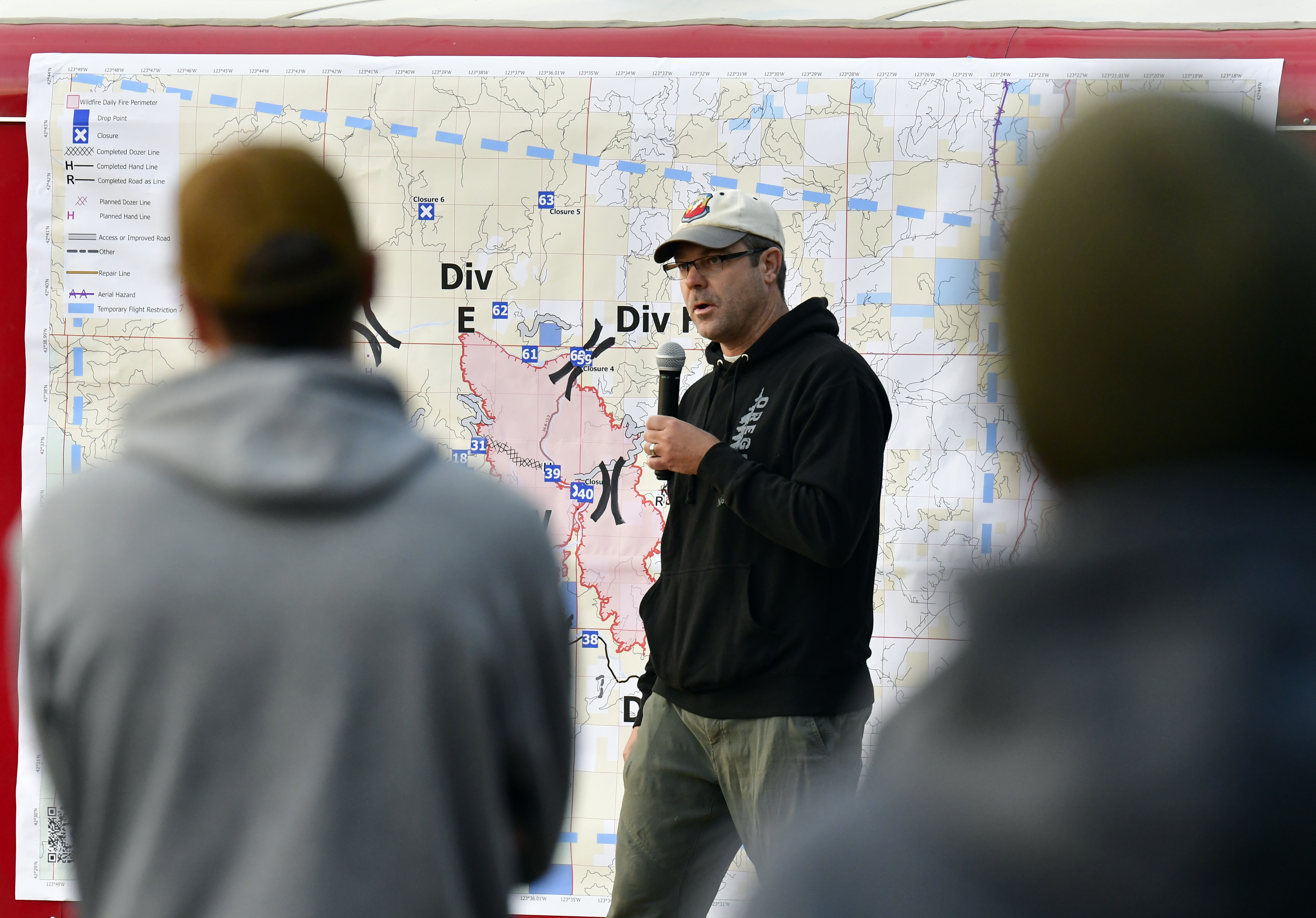 Incident Meteorologist (IMET) Brett Lutz provides a weather briefing to firefighters at the Rum Creek Fire in southwest Oregon on August 29, 2022.
