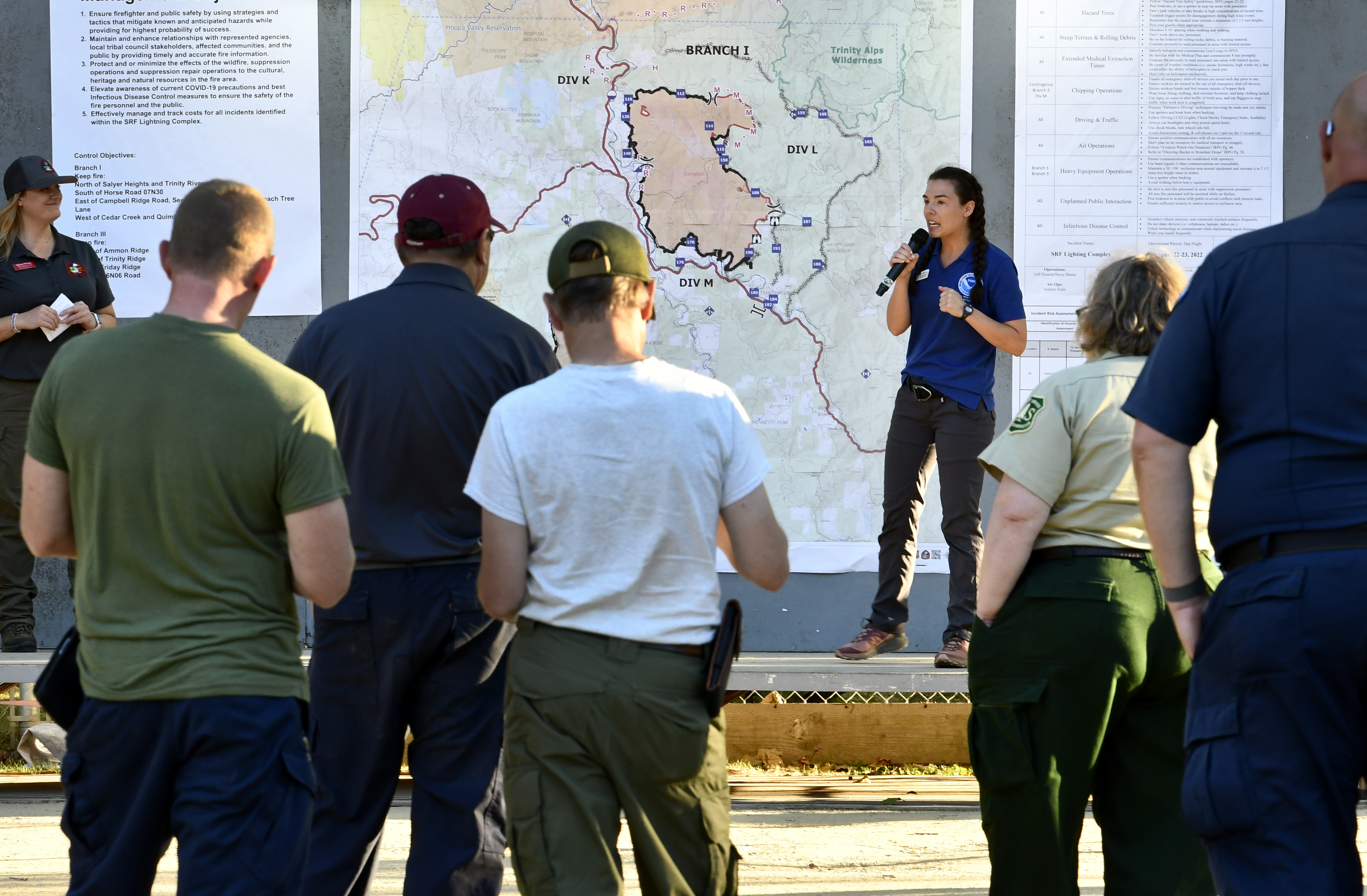 IMET trainee Rebecca Muessle provides an update on weather conditions to fire crews at Six Rivers Lightning Fire in Northern California on August 23, 2022. Credit: Robert Hyatt, NOAA’s National Weather Service.