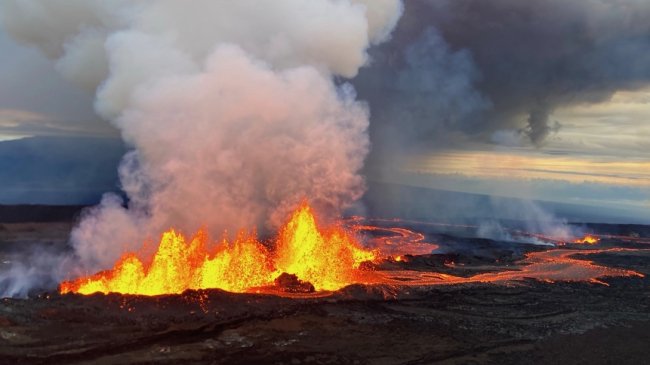This aerial photograph shows the dominant fissure erupting on the Northeast Rift Zone of Mauna Loa，taken at approximately8a.m.Hawaii Standard Time on November292022.Lava fountains were up to 25m（82ft）that morning and the vent was feeding the main lava flow to the northeast。