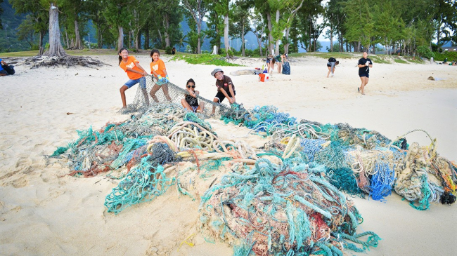 Volunteers worked with Waikiki Aquarium to clear the beach of litter in 2017.