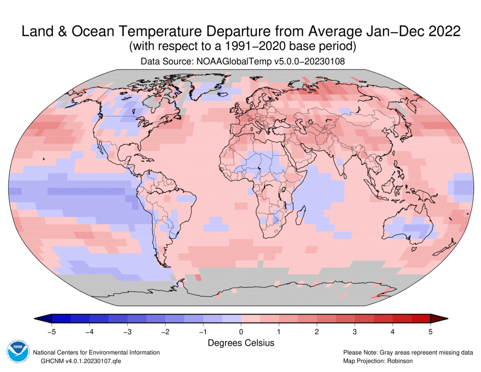 Um mapa-múndi plotado com blocos de cores representando percentis das temperaturas médias globais da terra e do oceano para todo o ano de 2022. Os blocos de cores representam o aumento do calor, de azul escuro (área mais fria recorde) a vermelho escuro (área mais quente recorde) e abrangendo áreas em entre 