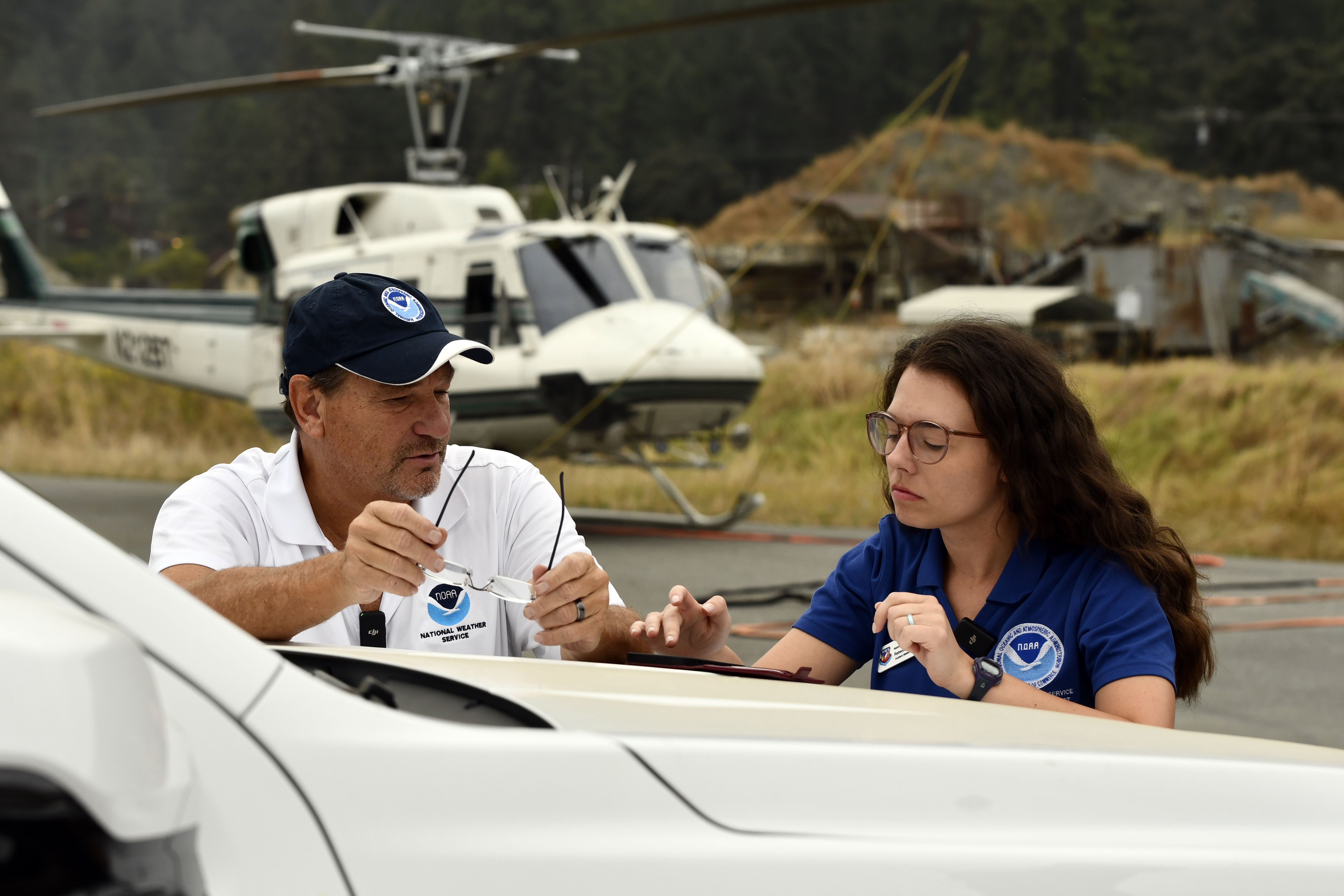 IMET Jeff Tonkin and IMET trainee Rebecca Muessle discussing their aviation forecast and briefing at the helibase of the Six Rivers Lightning Fire on August 22, 2022.