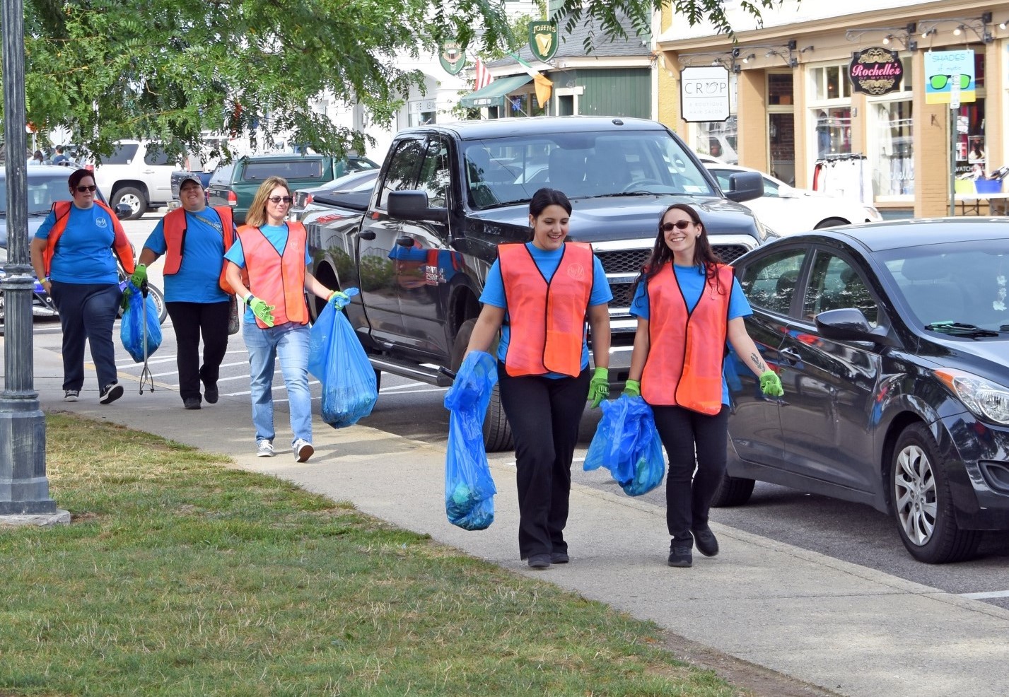 On September 22, Mystic Aquarium and volunteers joined together for the Mystic Wide Clean-Up—a town-wide, large-scale debris removal event. The event took place over an 8 hour period at different locations around Mystic. During the event, 444 pounds of debris were collected by over 100 volunteers.