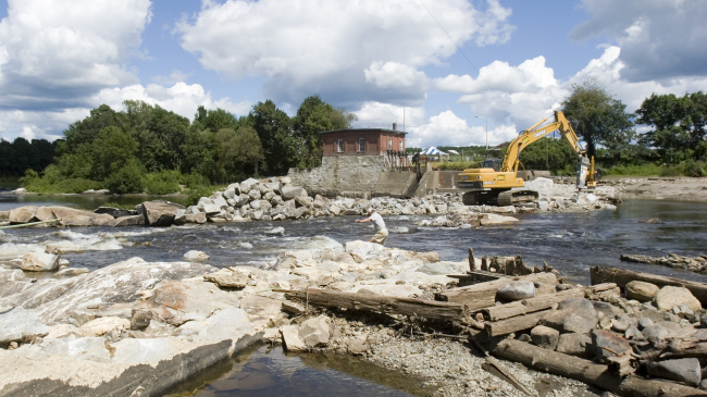Photo showing construction at the Madison Electric Works Dam removal site on Maine's Sandy River, from August 2006.