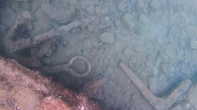 A small anchor and other objects that were observed during the Lost Whaling Fleets expedition.