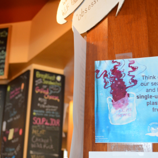 The Trash Shouldn’t Splash Toolkit provides signage that can be used inside restaurants to encourage visitors to use alternatives to single-use plastic. The sign reads, "Think of our seas and be single-use plastic free!"
